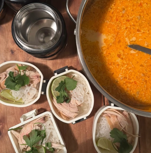 Soupe asiatique au poulet curry et lait de coco pour boîte à lunch