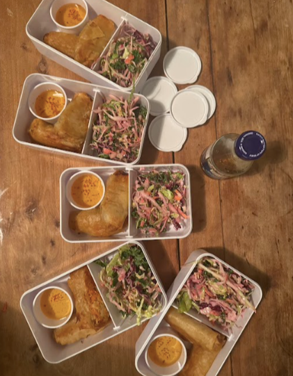 Rouleaux impériaux et salade de chou asiatique pour boîte à lunch